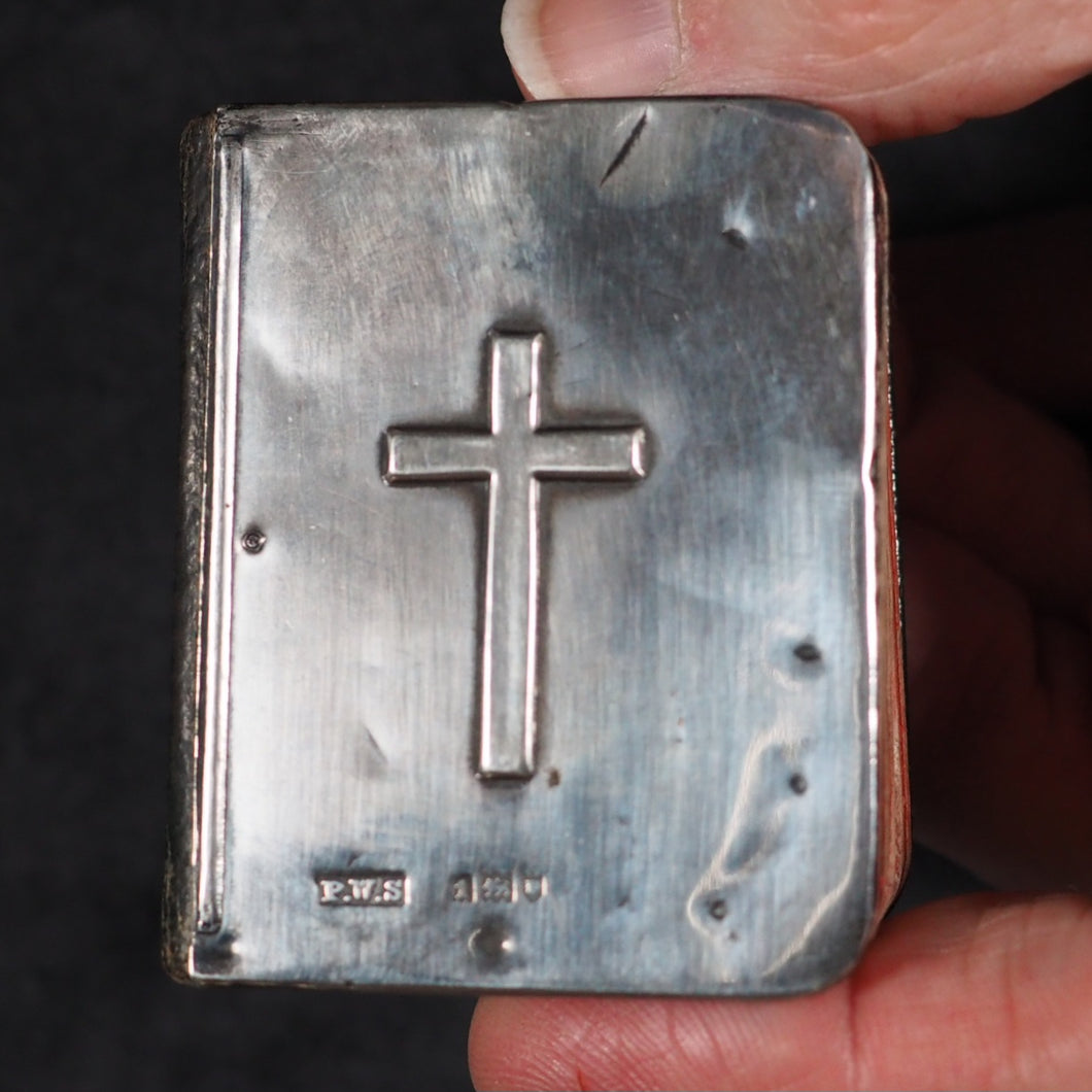 Book of Common Prayer and Administration of the Holy Communion. Cambridge University Press Warehouse, Fetter Lane. E.C. London. London. No date (1905). Silver plaque.