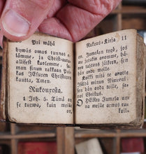 Load image into Gallery viewer, Muutamia Aiaturia ja Kutouria Jumalan Sanast (a selection of garden cuttings from the word of God). &gt;&gt;EARLY FINNISH MINIATURE BOOK&lt;&lt; Date: 1825
